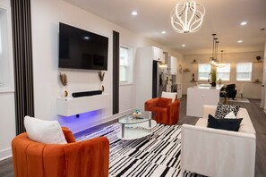 Smart TV, offices - Urban Elegance Retreat. 12 Mins from ATL Downtown (Atlanta)