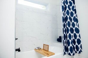 Dusche, Haartrockner, Bidet, Handtücher