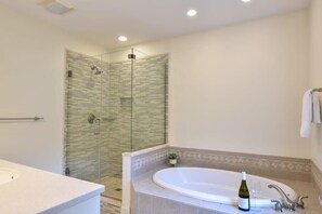 Shower, hair dryer, towels, shampoo - Perfectly private location w/deeded beach access! (Orleans)