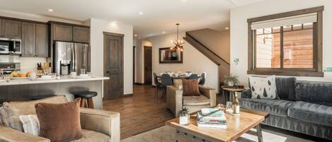 Smart TV, chimenea y libros