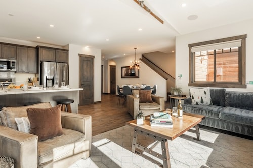 Vintage Vibes | Canyon Slopeside Townhome w/ Hot Tub, Garage & EV Charger
