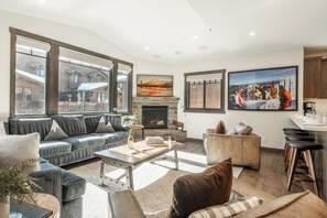 Smart TV, chimenea y libros 