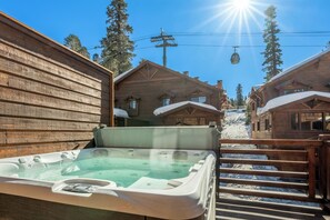 Outdoor spa tub - Vintage Vibes | Canyon Slopeside Townhome w/ Hot Tub, Garage & EV Charger (Mammoth Lakes)