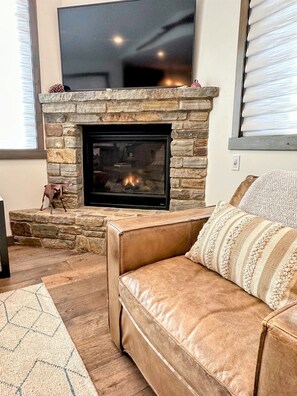 TV connectée, cheminée, livres