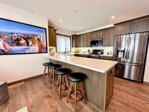 Fridge, microwave, oven, stovetop - Vintage Vibes - Canyon Slopeside Townhome with Private Hot tub & Garage, E-vehic (Mammoth Lakes)