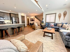 Smart TV, fireplace, books - Vintage Vibes - Canyon Slopeside Townhome with Private Hot tub & Garage, E-vehic (Mammoth Lakes)