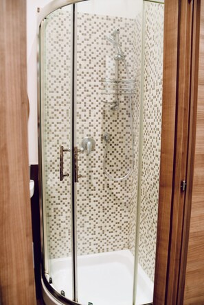 Regadera, secadora de cabello, bidet, toallas