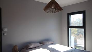 4 bedrooms, desk, iron/ironing board, travel crib