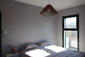 4 chambres, bureau, fer et planche à repasser, lit de bébé portatif
