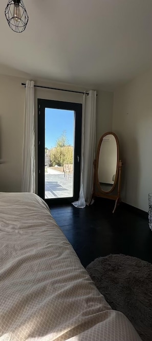 4 chambres, bureau, fer et planche à repasser, lit de bébé portatif
