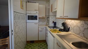 Coffee/tea maker, fridge, microwave, oven - Comfortable studio near the beaches (Cannes)