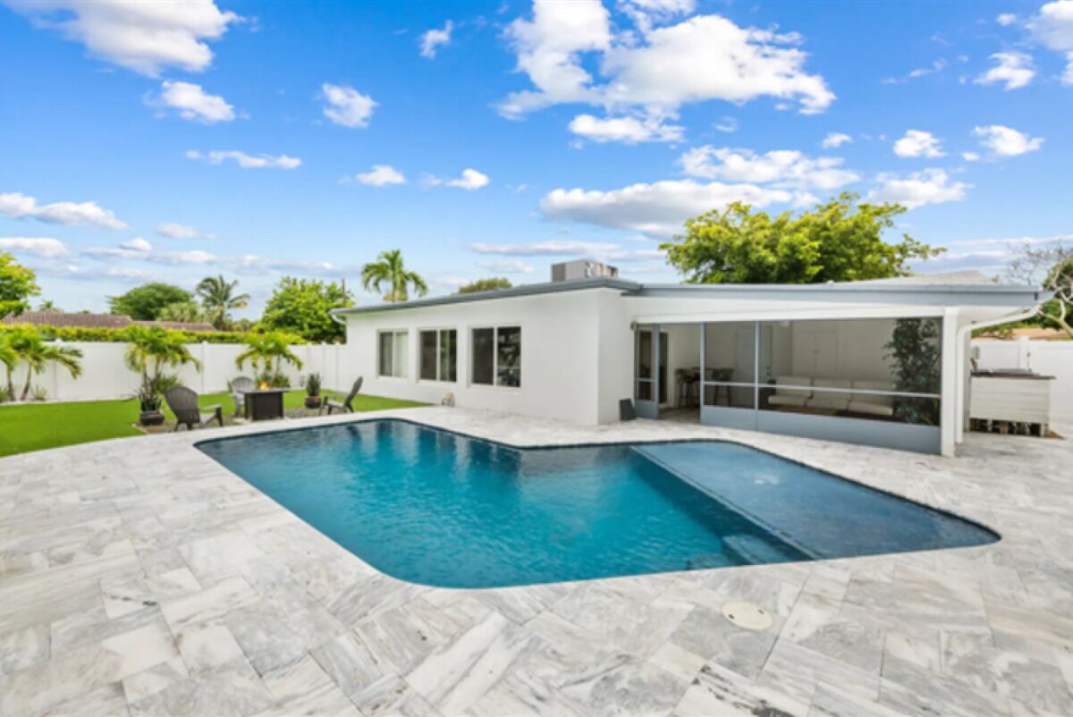 Modernes Ferienhaus mit 4 Schlafzimmern, Pool und Feuerstelle