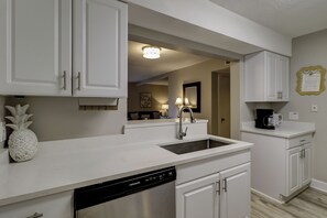 Een magnetron, een koffiezetapparaat/waterkoker, een broodrooster