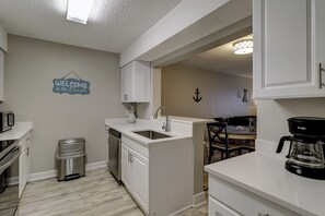 Een magnetron, een koffiezetapparaat/waterkoker, een broodrooster