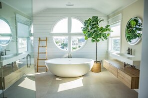 Douche, sèche-cheveux, serviettes fournies