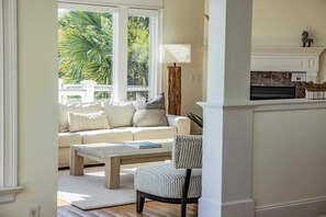 Una televisión, una chimenea, una oficina