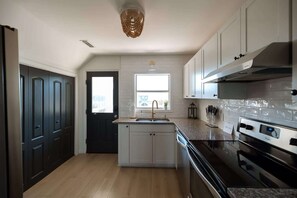 Frigorifero, forno, piano cottura, lavastoviglie