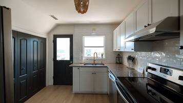 Fridge, oven, stovetop, dishwasher