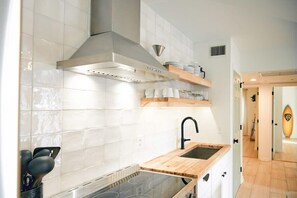 Refrigerador, parrilla de estufa y utensilios de cocina 