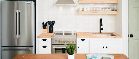 Refrigerador, parrilla de estufa y utensilios de cocina