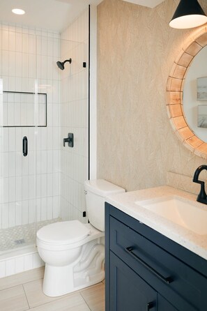 Douche, serviettes fournies, shampoing