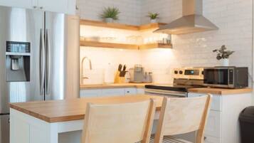 Een koelkast, een oven, een kookplaat, een koffiezetapparaat/waterkoker