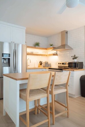 Fridge, oven, stovetop, coffee/tea maker