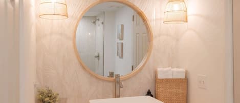 Douche, sĂšche-cheveux, serviettes fournies, shampoing