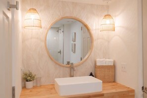 Shower, hair dryer, towels