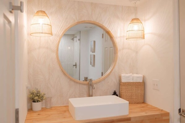 Douche, séchoir à cheveux, serviettes fournies, shampooing