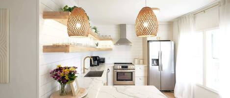 Fridge, oven, stovetop, dishwasher