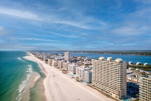 Un hotel costero con varias edificaciones de gran altura, acceso directo a la playa y una vista despejada del océano.