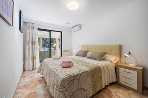 5 slaapkamers, een strijkplank/strijkijzer, reisbedje, wifi
