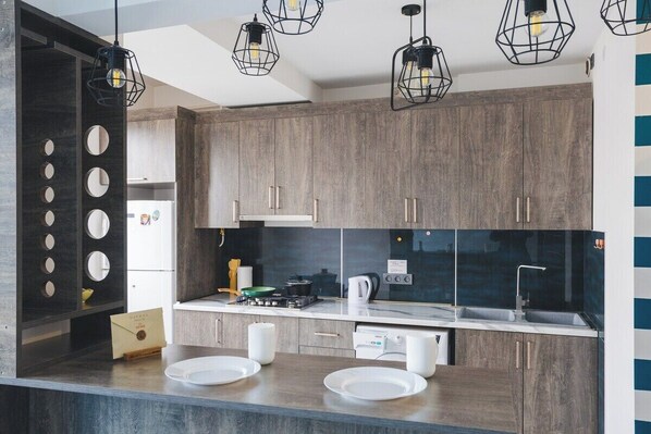 Kühlschrank, Mikrowelle, Herdplatte, Kochgeschirr/Geschirr/Besteck