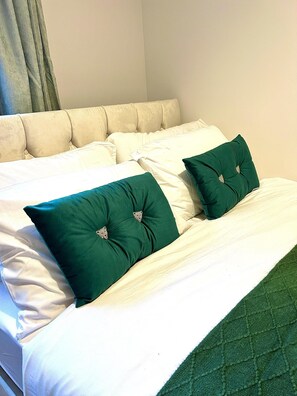 4 bedrooms, free WiFi, bed sheets - Beautiful 6-bed Apartment in Dover (Dover)