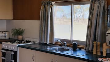 Micro-ondes, four, plaque de cuisson, chaise haute