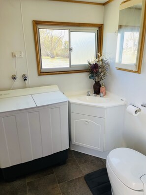 Douche, sèche-cheveux, serviettes fournies, papier toilette