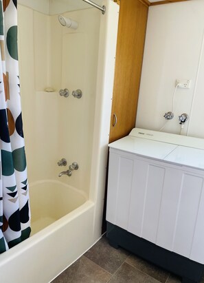 Dusche, Haartrockner, Handtücher, Toilettenpapier