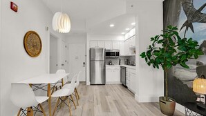 Unclassified image, 5 of 23, button - King Bed/Kitchen/Sleeps 4/FREE Shuttle/NOResortFee (Orlando)
