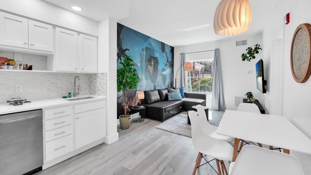 Unclassified image, 1 of 23, button - King Bed/Kitchen/Sleeps 4/FREE Shuttle/NOResortFee (Orlando)