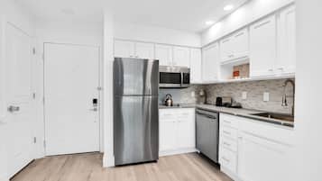 Fridge, microwave, stovetop, dishwasher