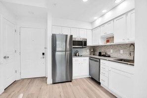 Refrigerador, microondas, placa de cocina, lavavajillas