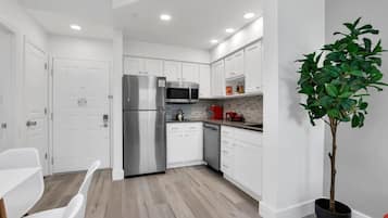 Refrigerador, microondas, parrilla de estufa y lavavajillas