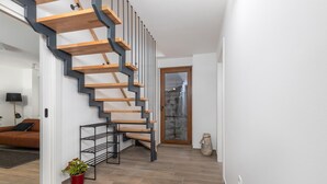 A modern staircase with wooden steps and black metal railings. - 4 bedroom lovely apartment in Cernik (Cernik)