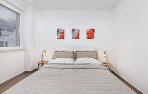 4 habitaciones, tabla de planchar con plancha y cuna de viaje