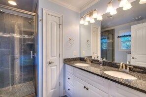 Shower, hair dryer, towels - Discover your ideal getaway at Blue Escape, a spacious 4-bedroom retreat in Oak Island! (Oak Island)