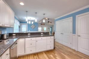 Fridge, microwave, oven, stovetop - Discover your ideal getaway at Blue Escape, a spacious 4-bedroom retreat in Oak Island! (Oak Island)