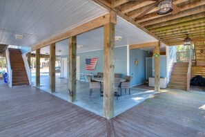 Outdoor dining - Discover your ideal getaway at Blue Escape, a spacious 4-bedroom retreat in Oak Island! (Oak Island)