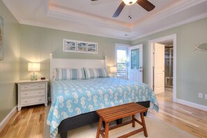 4 bedrooms, iron/ironing board, free WiFi, bed sheets - Discover your ideal getaway at Blue Escape, a spacious 4-bedroom retreat in Oak Island! (Oak Island)