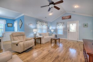 Smart TV, books - Discover your ideal getaway at Blue Escape, a spacious 4-bedroom retreat in Oak Island! (Oak Island)